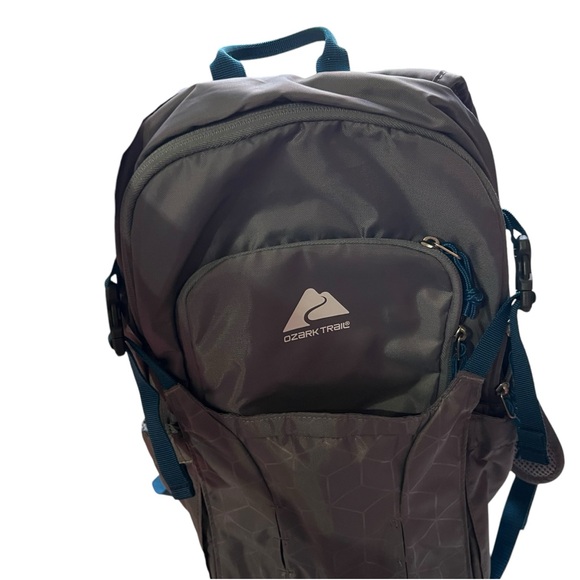 Ozark Trail Hydration Backpack Gray 72 oz - Picture 4 of 12